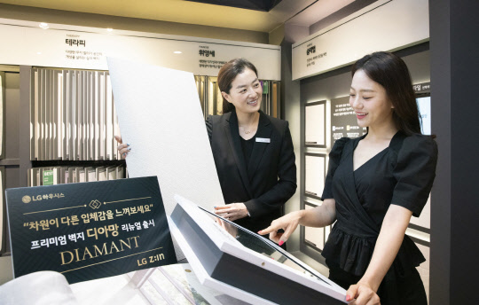 입체감 있는 프리미엄 벽지 어때요서울 논현동 가구거리에 위치한 LG하우시스의 플래그십 전시장 'LG Z:IN 스퀘어'를 찾은 고객이 디지털 기기를 활용해 디아망 벽지 신제품을 살펴보고 있다.    LG하우시스 제공